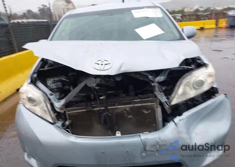 2016 Toyota Sienna Le 8 Passenger z USA, uszkodzony, nr VIN 5TDKK3DC5GS695575